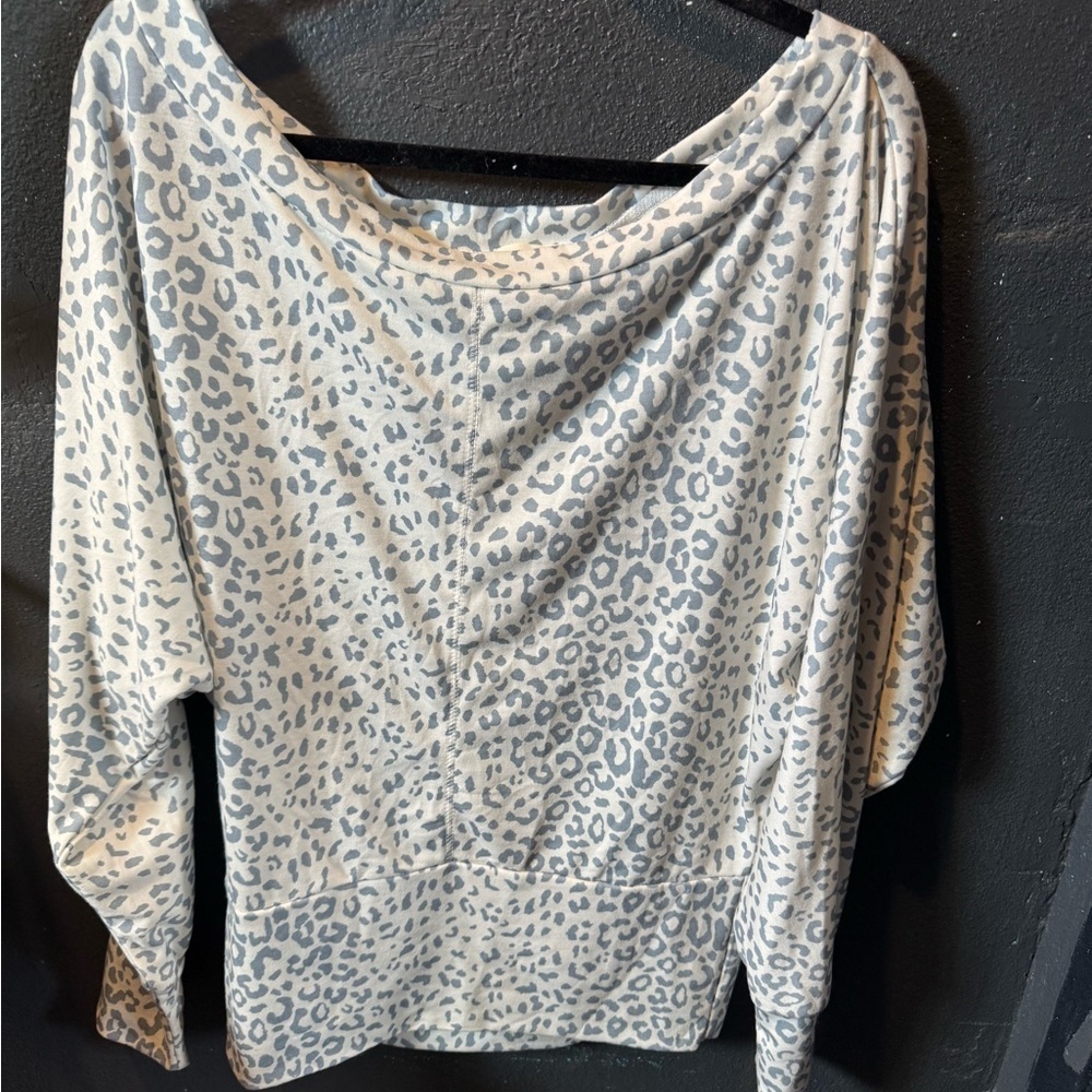 Fantastic Fawn White and Light Blue Off-Shoulder Leopard Top Size Large